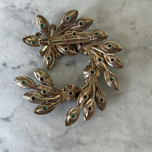 Exquisite Vintage Emerald Green Brooch and Clip Earrings - Picture 3 of 6
